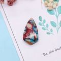 Gepolijste schildvormige natuurstenen hanger met kleurrijke gemarmerde patronen en textuur - Rood Blauw Groen Geel Verweven Stijl (9)