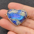 Connecteur cœur en pierre bleue et violette avec bordure dorée tenu à la main pour la taille - Entrelacé Bleu Violet (Motif 9)