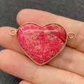 Pendentif cœur en pierre impériale rose avec bordure dorée et doubles anneaux de connexion - Texture Rose (No.12)