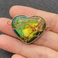 Pendentif cœur en pierre impériale verte avec bordure dorée et double connecteur - Moucheté Vert Jaune Brun (Motif 15)