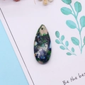 Détail macro du pendentif en pierre naturelle en forme de larme aux textures variées - Style Vert Bleu Blanc (20)