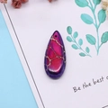 Gros plan sur un pendentif goutte en pierre naturelle magenta avec veines blanches - Style Matrice Rose Violet (23)