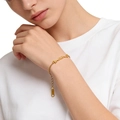 Elegantes goldenes Edelstahlarmband mit Mama-Schriftzug getragen von einem weiblichen Model - MAMA Buchstaben Armband / 18K-Gold / Gold