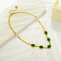 Vintage Schlangenkette in Gold mit fünf ovalen Smaragd-Edelsteinen und einem Herzanhänger - Halskette / Grüne Perlenkette