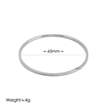 Dettaglio macro del bracciale minimalista in acciaio lucido da 2mm con diametro di 65mm - 55 / Argento