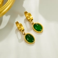 Elegante vergoldete Ohrhänger mit grünen ovalen Edelsteinen im Vintage-Stil auf Weiß - Ohrbuckle / Emerald Look Ear Buckle