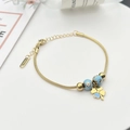 Detail von goldenem Schlangenarmband mit blauem Emaille-Kleeblatt und S.STEEL-Tag - Gold (Hellblaue Perlen Kleeblatt-Stil)