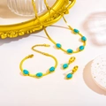 Makroaufnahme von Türkissteinen in goldener Schlangenkette und passendem Ohrring-Set - Türkis-Optik 3er Set