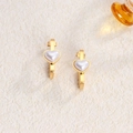 Elegante gouden J-vormige oorbellen met hartvormige parel op stenen getextureerde wand - Parel Textuur Hart Stijl (14 Goud)