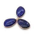 Detail van natuurlijke lapis lazuli hangers met gouden metalen rand en druppelvorm - Lapis lazuli