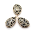 Drie druppelvormige gespikkelde agaat hangers met gouden rand voor DIY sieraden maken - Dalmatijnse jaspis