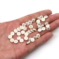 Cuenta de concha blanca con mano de Fátima dorada para joyería DIY, collares y pulseras - Mano de Fátima / 6mm (20 Piezas)