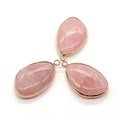 Drie onregelmatige druppelvormige roze kwarts hangers met goudkleurige metalen randen - Rozenkwarts