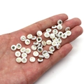 Cuenta de concha blanca plana con corazón dorado para creación de bisutería - Corazón / 6mm (20 Piezas)