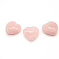 Détail macro de trois perles cœur en quartz rose à gros trous pour bijoux DIY - Quartz rose