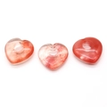 Détail macro de trois perles en quartz fraise en forme de cœur avec trou central pour bijoux - Quartz Pastèque