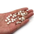 Cuentas de concha blanca con cruz dorada, accesorios de joyería DIY de 6mm sobre la mano - Cruz / 6mm (20 Piezas)