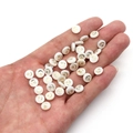 Cuenta de concha blanca con motivo de luna dorada para crear joyas artesanales - Luna y trébol / 6mm (20 Piezas)