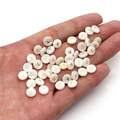 Cuentas redondas de nácar blanco con grabado de corazón dorado para creación de joyería DIY - Latido del corazón / 6mm (20 Piezas)