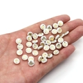 Cuentas de nácar blanco crema con mariposas doradas para crear bisutería - Collar de Mariposa de Ópalo Oscuro / 6mm (20 Piezas)