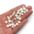 Cuentas de concha blanca con estrella dorada para creación de collares y pulseras - Flor de Cinco Pétalos / 6mm (20 Piezas)