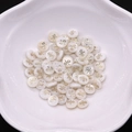 Cuentas de nácar blanco con símbolo de porcentaje dorado para joyería DIY - Símbolo % / 6mm (20 Piezas)
