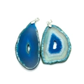 Détail macro de pendentifs en agate naturelle bleue avec bélières argentées et géodes - Bleu sarcelle