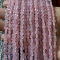 Strang mit facettierten runden Rosenquarzperlen für DIY-Schmuck und Bastelarbeiten - 4mm 93 Stk./Strang 7g / Rosenquarz