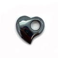 Vue macro d'une bague en hématite gris foncé en forme de cœur au fini poli miroir - Petit / Agate noire