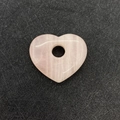 Vue détaillée du pendentif en quartz rose naturel en forme de cœur avec textures craquelées - Grand / Quartz rose