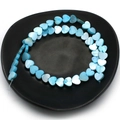 Blaue herzförmige natürliche Muschelperlen mit Perlmuttglanz auf schwarzer Keramikschale - Herz / 8mm