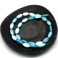 Seeblaue ovale natürliche gefärbte Süßwassermuschelperlen mit irisierendem Glanz auf Tablett - Navetteschliff / 7x14mm