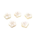 Fünf 21mm geschnitzte weiße Muschelperlen in Blütenform für DIY Schmuckherstellung - Blumenform (1021-B220822002) / 2.1cm