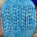 Makroaufnahme von ovalen hellblauen Meeresmuschelperlen mit Perlmuttglanz für DIY Schmuck - Hellblau (Nr.1)