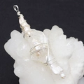 Pendentif en perle baroque et cristal avec fil d'argent fait main sur minéral blanc - Style Perle Blanche Fil Argenté / 24x60-27x80mm / Blanc