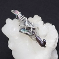 Vue détaillée du pendentif en cristal avec perles baroques enveloppées de fil d'argent - Style Perle Noire Irisée Fil Argenté / 24x60-27x80mm / Noir