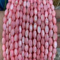 Détail macro de perles en coquillage rose naturel de forme riz avec éclat perlé doux - Rose (N°13)