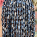 Gros plan de perles de nacre ovales bleues avec texture naturelle pour bijoux DIY - Bleu Foncé Irisé (N°14)