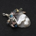 Handgefertigter drahtumwickelter Anhänger mit Barockperlen und Naturkristall-Basis - 35X48MM / Weiße Perlenkombination (Nr. 8)