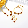 Detail von 18k vergoldetem Edelstahl-Schmuckset mit smaragdgrünen Steinen - Halsketten-, Armband- und Ohrring-Set / Bernstein