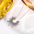 Collier avec pendentif soleil argenté aux rayons rayonnants sur une chaîne fine - Or 18 carats / Collier Lisse Argenté