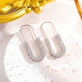 Silberne U-förmige Sicherheitsnadel Ohrringe mit funkelnden Strasssteinen in Minimal-Stil - Stahlfarbene Strass Ohrstecker
