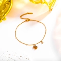 Elegante gouden enkelband met madeliefje hanger en kristal op witte ondergrond - 18K goud / Roségoud