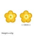 Vue détaillée de boucles d'oreilles fleurs dorées de 13mm avec pétales texturés - Boucles D'Oreilles Clous Fleur À Cinq Pétales Laser / Acier Inoxydable 304 Plqué Or 18k