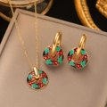 Detailaufnahme des Vintage-Emaille-Schmucksets mit Blumenmuster auf Schmuckbox - Schmuckset Schwarzer Hintergrund Rote Blume