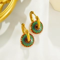 Detailaufnahme goldener Creolen mit farbenfrohen Emaille-Blumenanhängern auf Weiß - Emaille Gänseblümchen Creolen