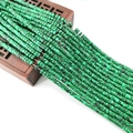 Gedetailleerde macro-opname van 2x4mm malachiet cilinderkralen met natuurlijke groene strepen - 2x4mm / Malachiet