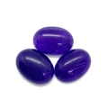 Detailansicht von drei polierten 6x8mm ovalen lila Achat Halbedelstein Cabochons - 6x8mm (50er Pack) / Gefärbter Chalcedon (Nr 4)