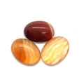 Vue macro de trois pierres d'agate naturelle ovales 6x8mm polies aux textures uniques - 6X8mm / Agate rouge