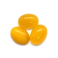 Macro detail van drie ovale gele malachiet agaat edelstenen voor sieraden - 6X8mm / Agaat